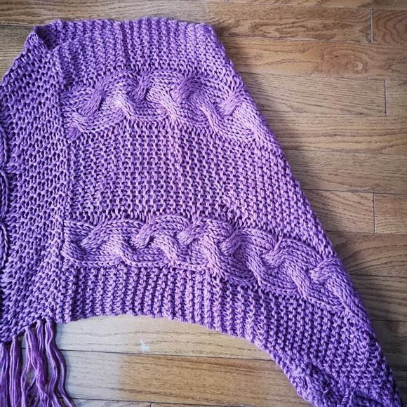Suzie Shier cable knit poncho - Picture 2 of 3